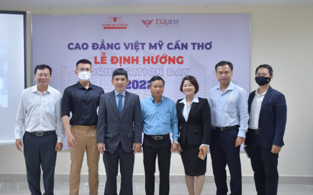 Khách mời và đại diện Cao đẳng Việt Mỹ Cần Thơ chụp ảnh lưu niệm