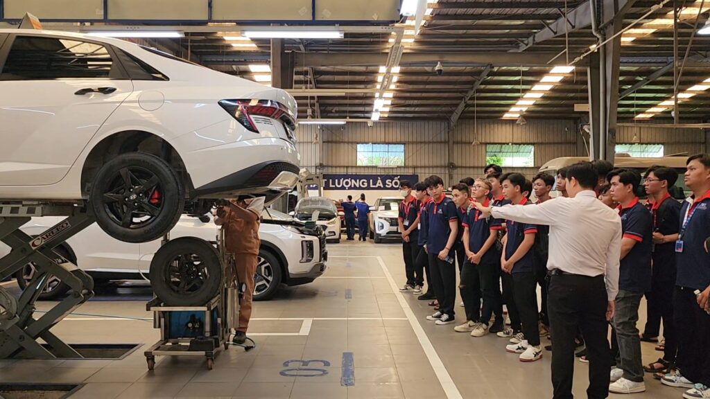 Sinh viên kiến tập đầu khoá tại Hyundai Tây Đô