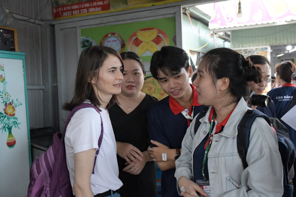 lop-du-lich-va-lu-hanh-hoc-tap-thuc-te